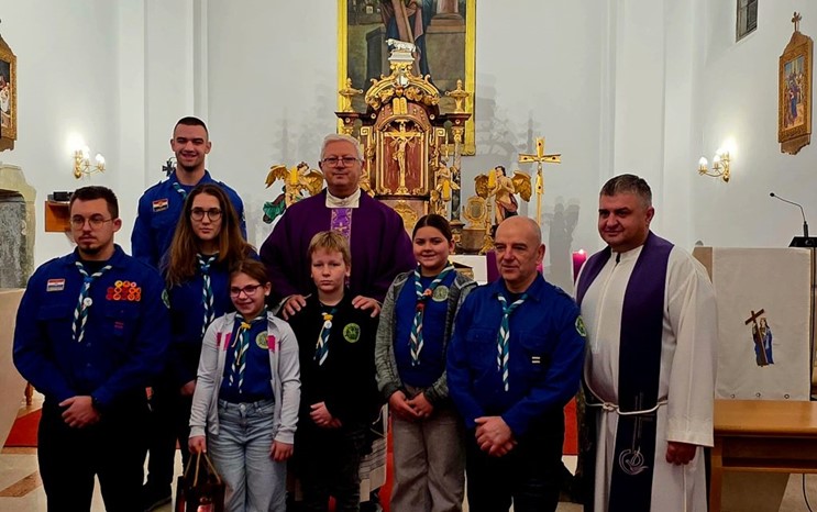 Izviđači iz Duge Rese donijeli Betlehemsko svjetlo u župu Zabok